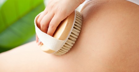 Ξηρό Βούρτσισμα Σώματος (Dry Brushing): Το φυσικό detox για λεία επιδερμίδα & τόνωση κυκλοφορίας