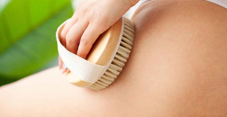 Ξηρό Βούρτσισμα Σώματος (Dry Brushing): Το φυσικό detox για λεία επιδερμίδα & τόνωση κυκλοφορίας